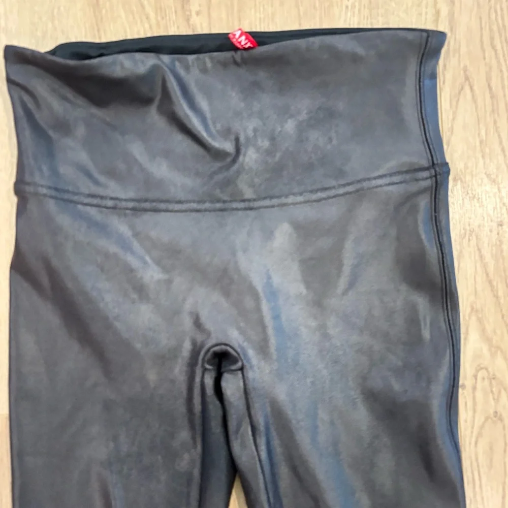 Spanx Faux Leather Leggings in Black M Petite - Picture 5 of 8
